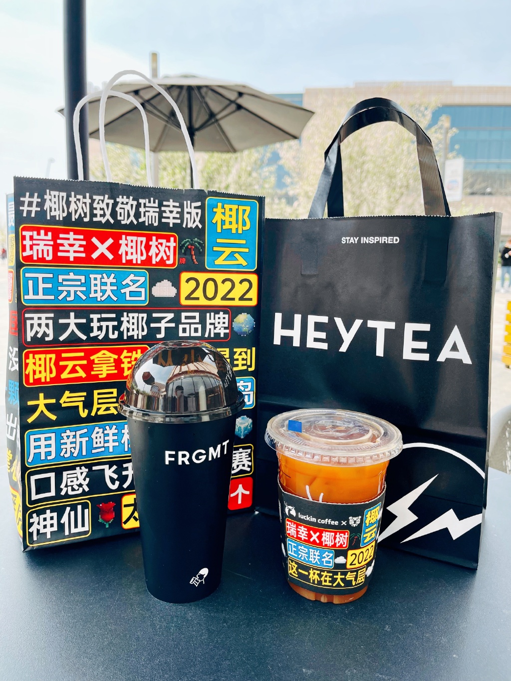 网友磊磊GoldenLei在微博晒出两款热门联名茶饮.jpg